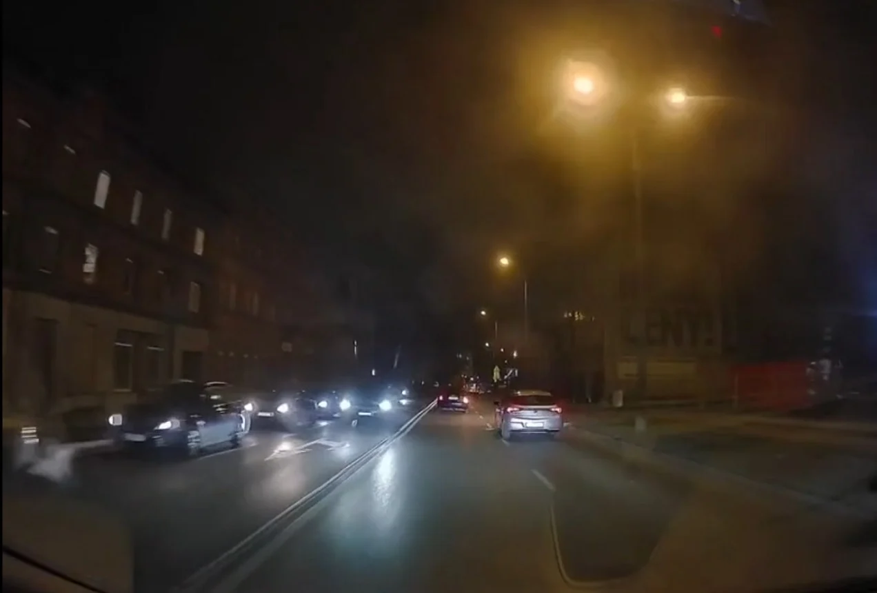 [FILM] Rudzianin z opla pomylił ulicę 1 Maja z torem wyścigowym. Efekt? 29 punktów karnych