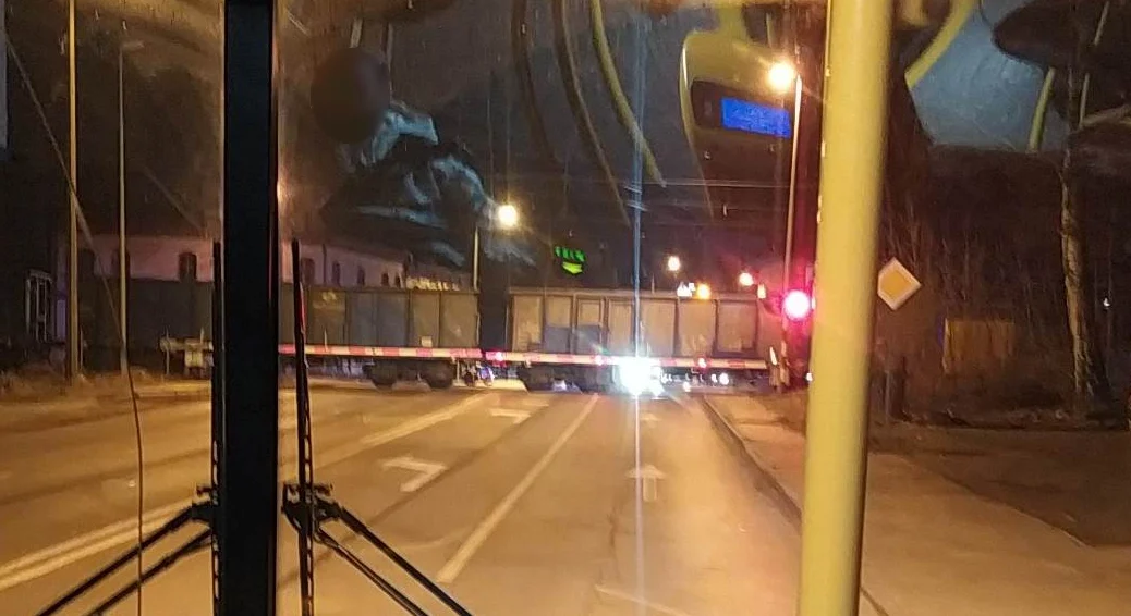 [FILM] Pociąg zablokował przejazd kolejowy w Wirku. Płonęła lokomotywa!