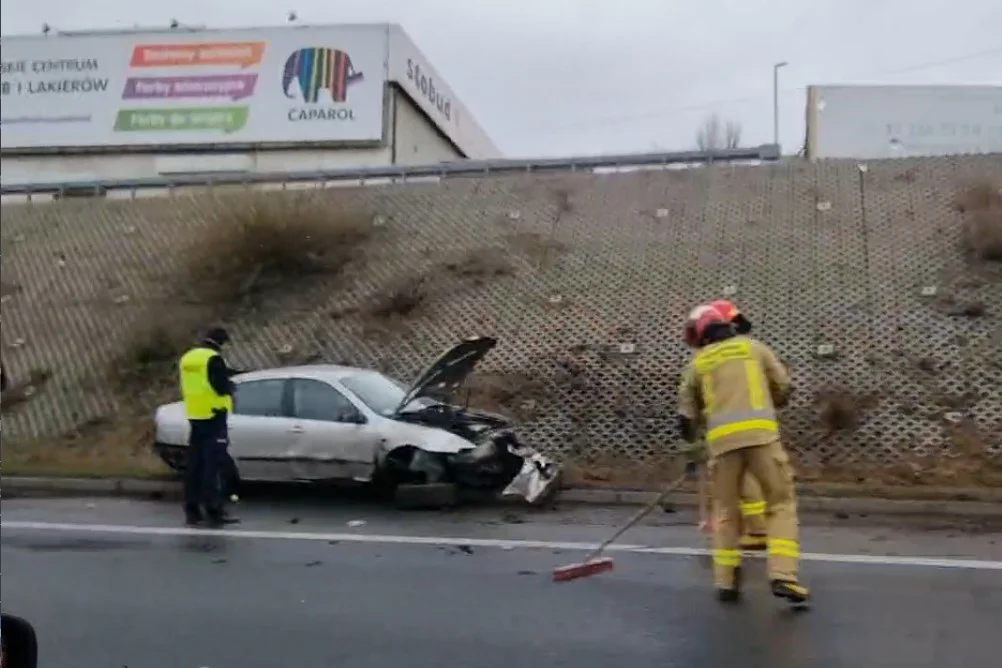 [WIDEO] Dzwon na DTŚ w stronę Gliwic. Kierowca wypadł z trasy na „zakręcie mistrzów”