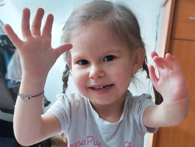 Mała Julka walczy o sprawne rączki. Trwa zbiórka na operację dziewczynki