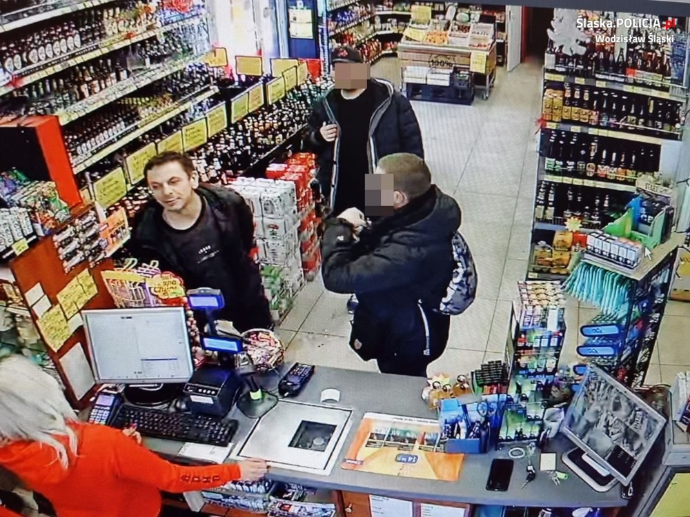 Uszkodził drzwi sklepu monopolowego. Rozpoznajesz go?