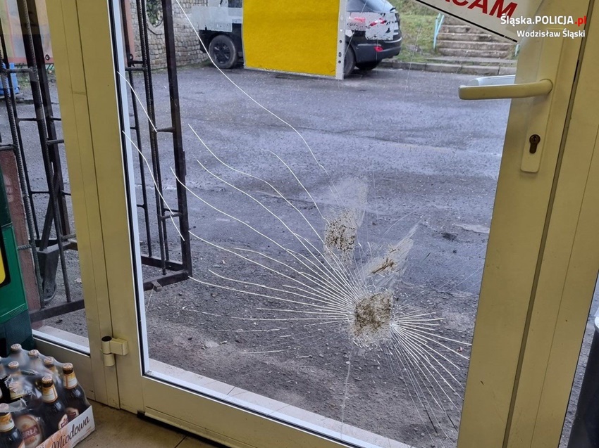 Uszkodził drzwi sklepu monopolowego. Rozpoznajesz go?