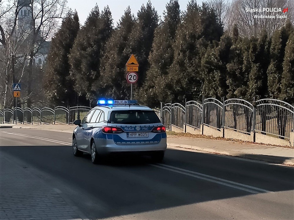 Nieprawidłowo wyprzedzał. Efektem były uszkodzone cztery samochody