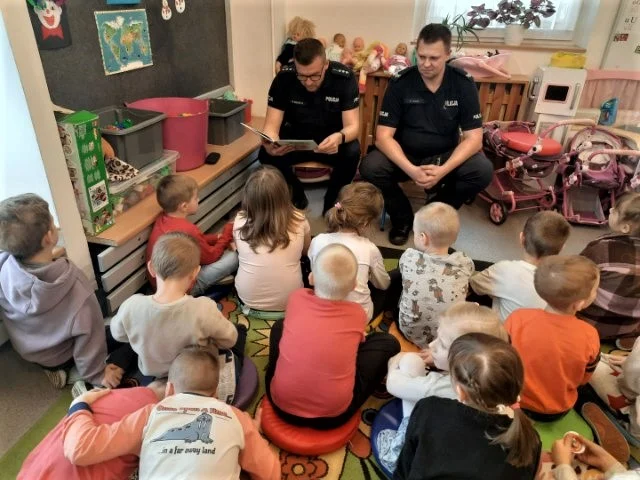Dzielnicowi czytają dzieciom. Spotkanie na temat pracy policjanta