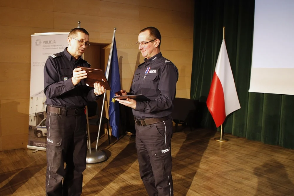 Podsumowano pracę policjantów w 2022 roku. Wręczenie odznak i statuetek