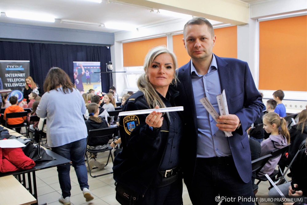 "Z opaską odblaskową bezpieczniej". Spotkanie z uczniami ZSS na Bytkowie