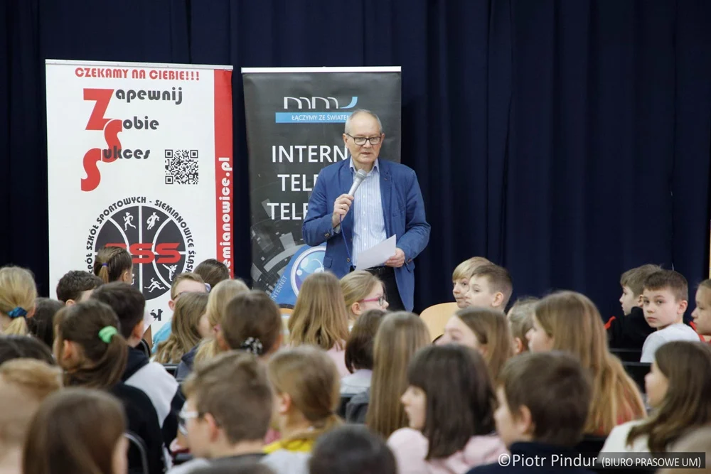 "Z opaską odblaskową bezpieczniej". Spotkanie z uczniami ZSS na Bytkowie