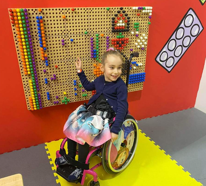 Dzielna Julia czeka na pomoc. Przekaż 1,5% na córkę siemianowickiego policjanta