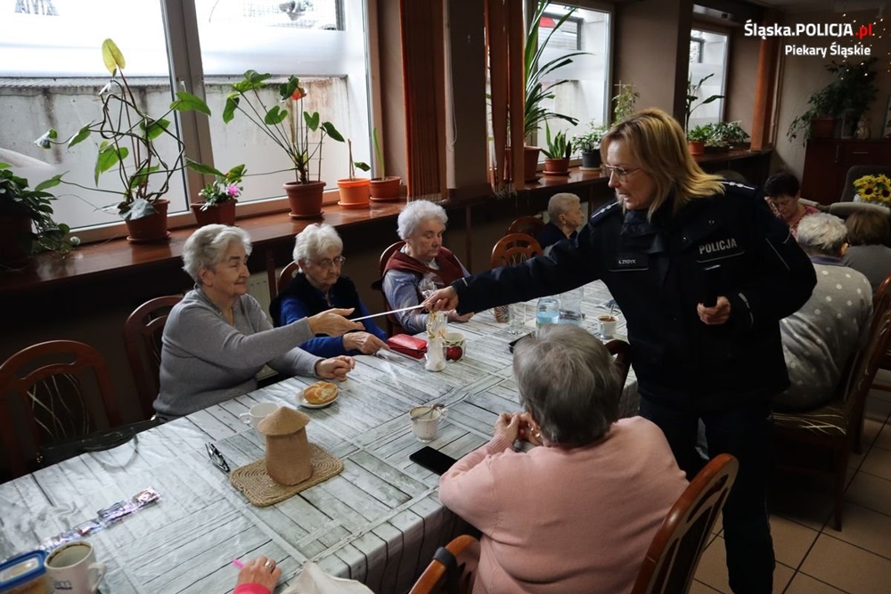 Policjanci spotkali się z Seniorami. Zachęcano m.in. do noszenia odblasków!