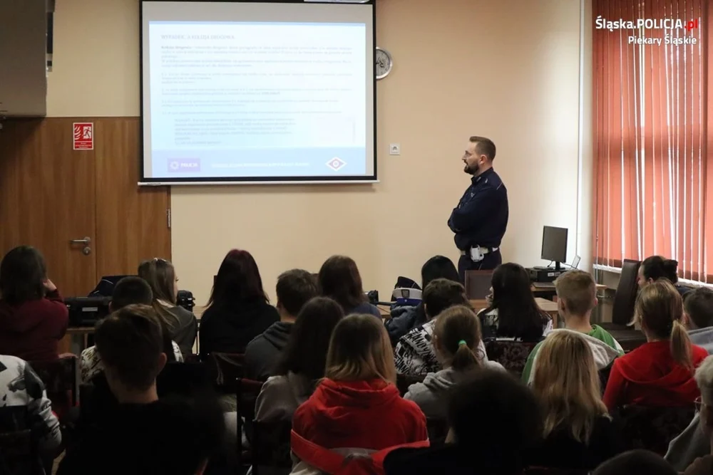 O bezpieczeństwie na drodze z "młodymi kierowcami". Spotkanie policjantów w ZSTZ