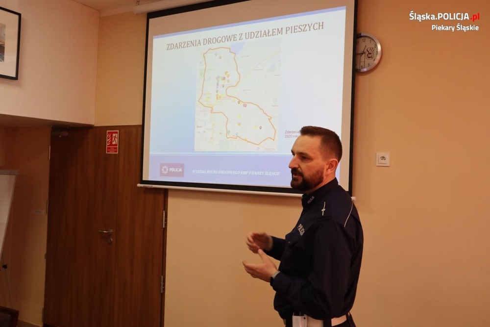 O bezpieczeństwie na drodze z "młodymi kierowcami". Spotkanie policjantów w ZSTZ