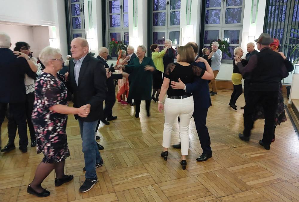 Biesiada karnawałowa Piekarskiego Uniwersytetu Trzeciego Wieku