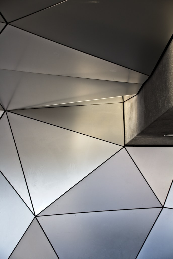 Do czego wykorzystuje się stal szybkotnącą i skąd się ją pozyskuje?