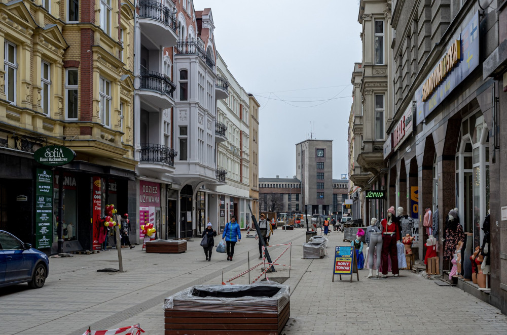 Trwa rewitalizacja ulicy Dworcowej. Ruszył montaż latarń oświetlenia ulicznego i donic