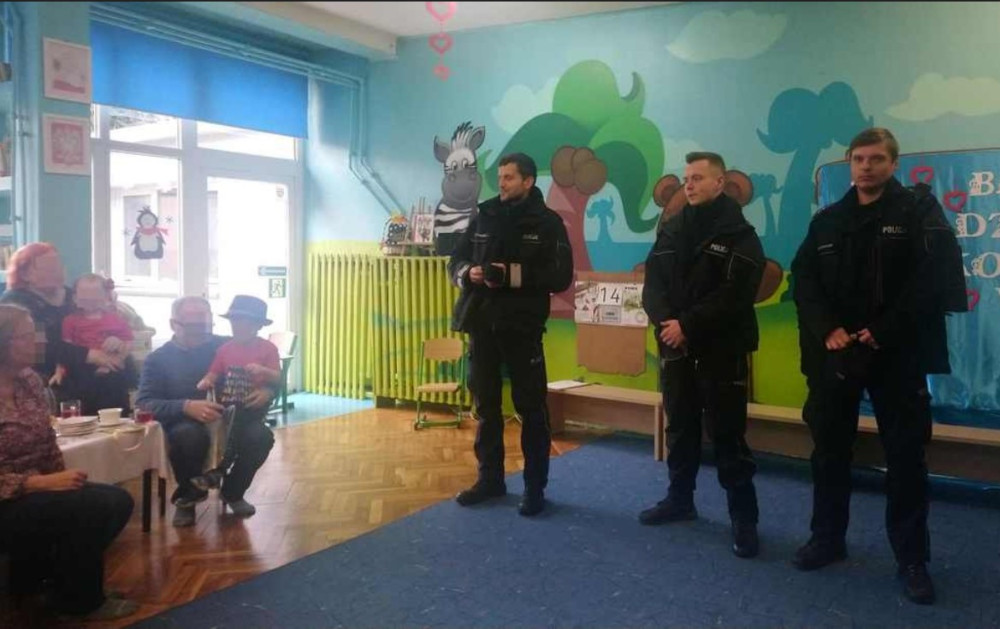 Policjanci ostrzegli seniorów przed oszustwami. Kolejna odsłona akcji "Bezpieczny Senior"