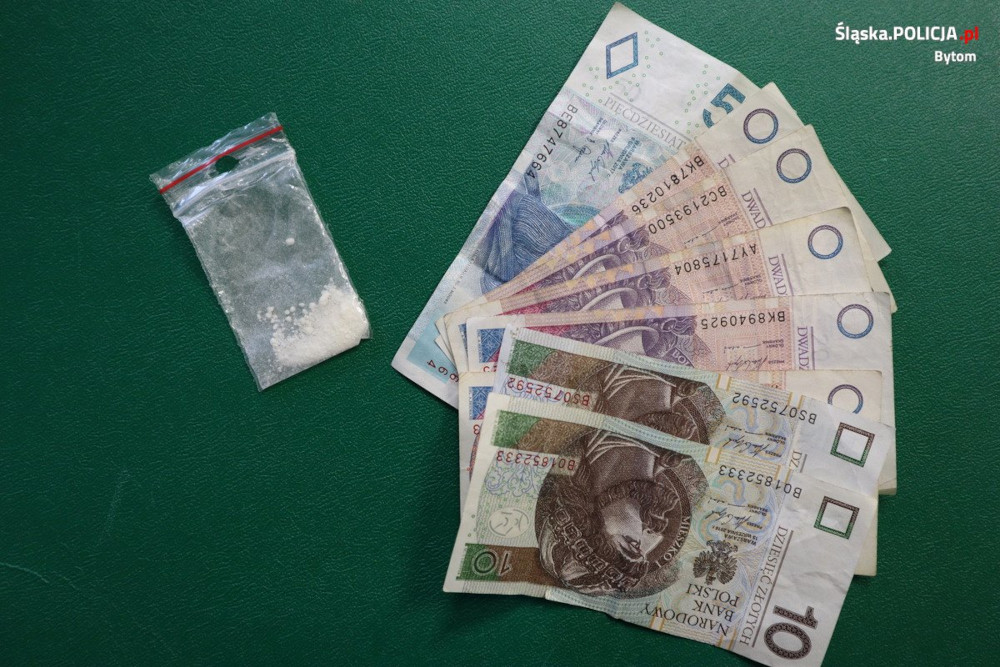 Poszukiwany 37-latek chciał uniknąć aresztu i postanowił wręczyć łapówkę. Nie wywinie się