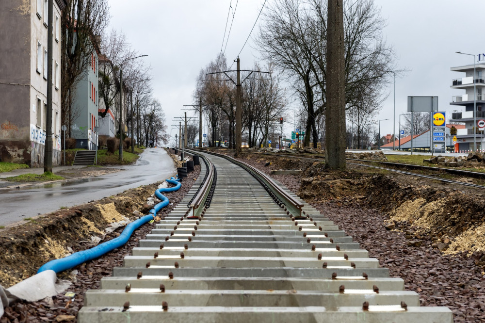 Trwa przebudowa torowiska tramwajowego z centrum do zajezdni w Stroszku