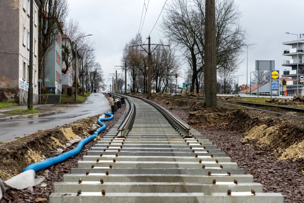 Trwa przebudowa torowiska tramwajowego z centrum do zajezdni w Stroszku