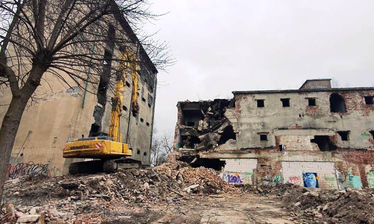 Rozbiórka przy ul. Kotlarskiej trwa. Koniec z ruinami