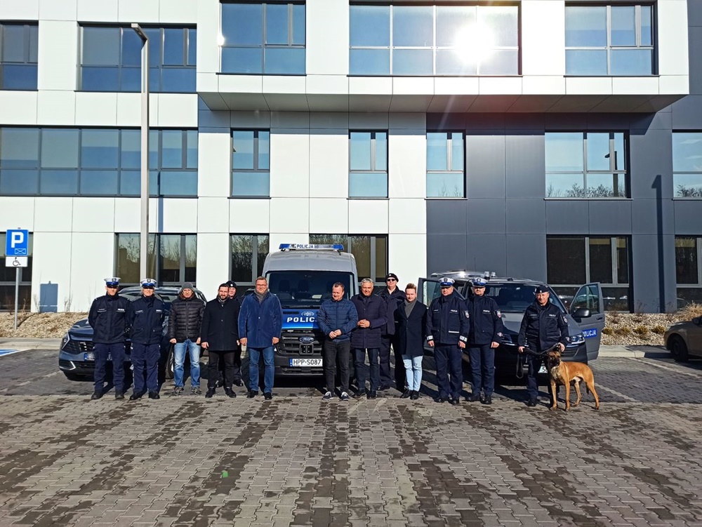 Uroczyste przekazanie specjalistycznego radiowozu. Pomoc w dbaniu o bezpieczeństwo