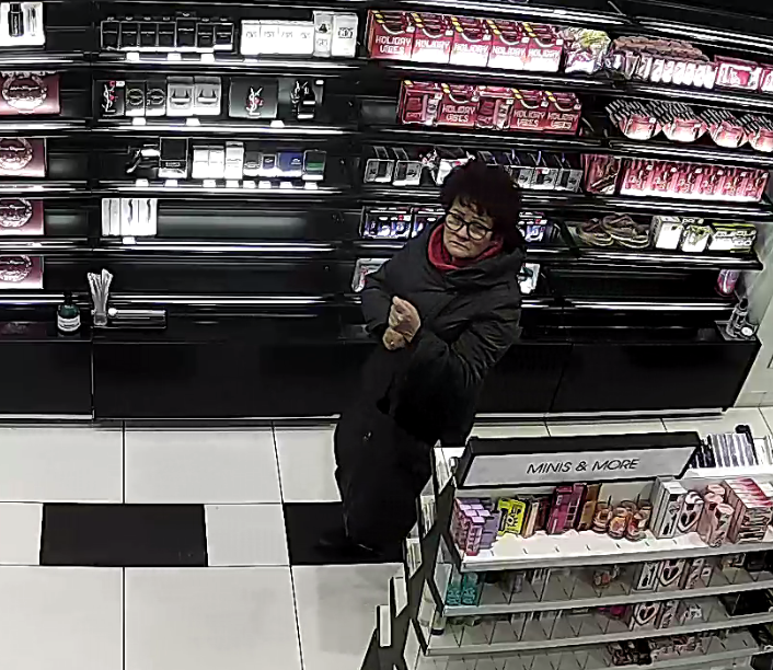 Postępowanie w sprawie kradzieży kosmetyków. Poznajesz tę kobietę?