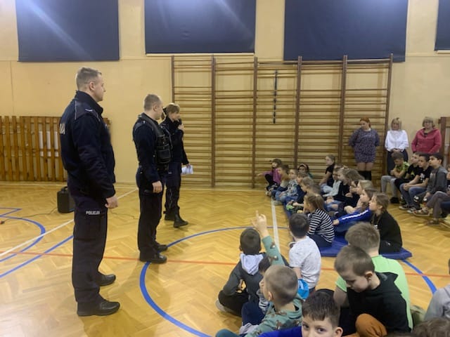 Dzielnicowi z komisariatu III z dziećmi o bezpieczeństwie i szacunku