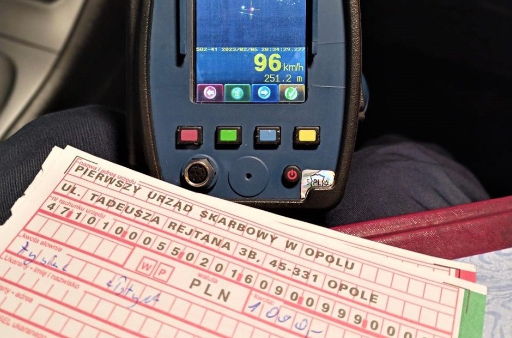 Nadmierna prędkość w czołówce przewinień kierowców