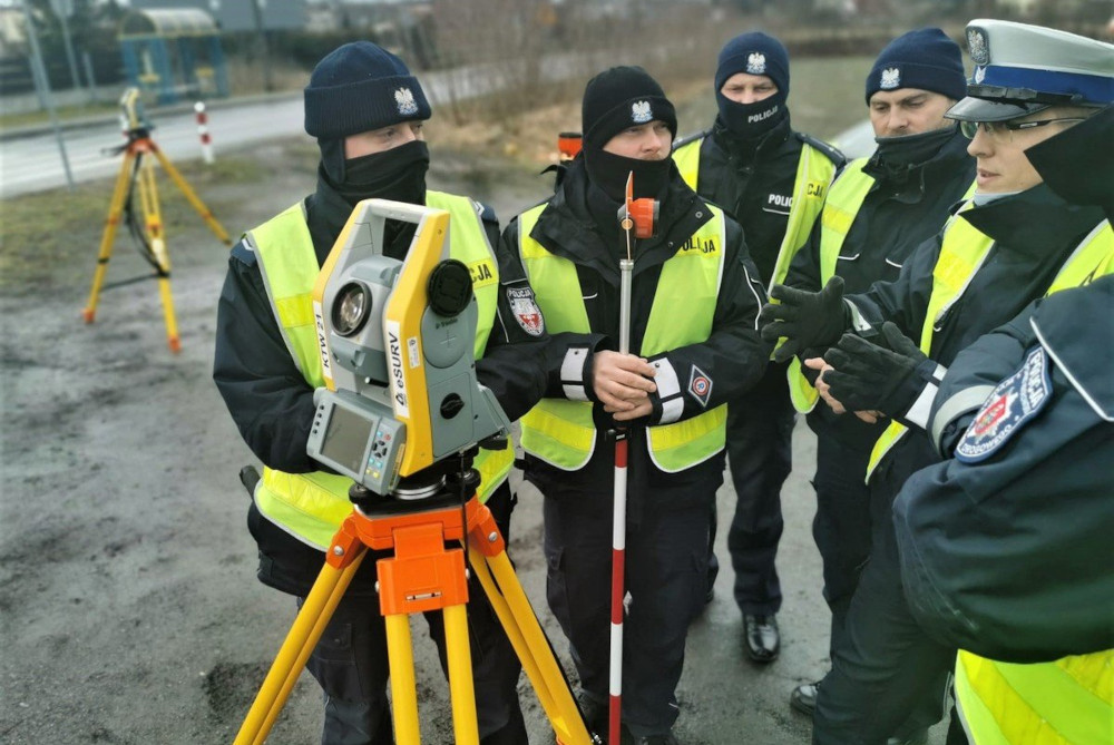 Mikołowska drogówka szkoli się z obsługi tachimetru