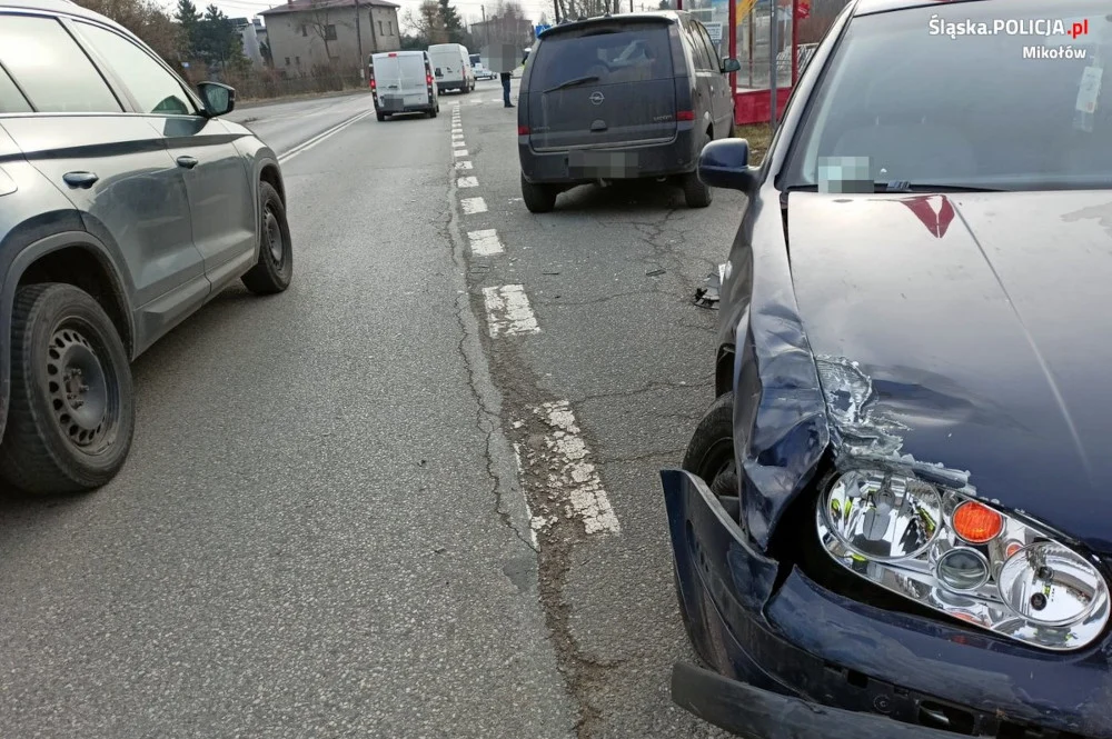 18-latek wyprzedzał na skrzyżowaniu i doprowadził do kolizji. Stanie przed sądem
