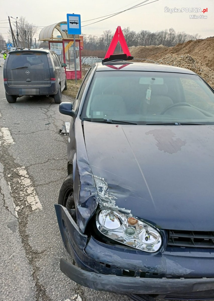 18-latek wyprzedzał na skrzyżowaniu i doprowadził do kolizji. Stanie przed sądem