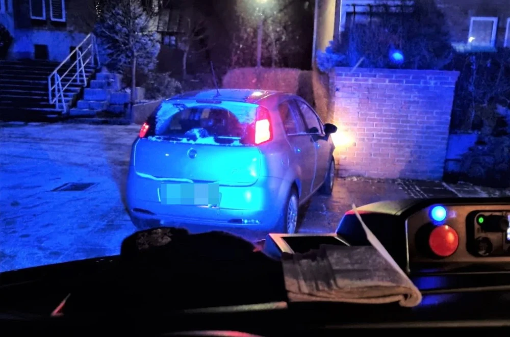 Brawurowa jazda po mieście zakończyła się na osiedlowym murze. 34-latek zatrzymany