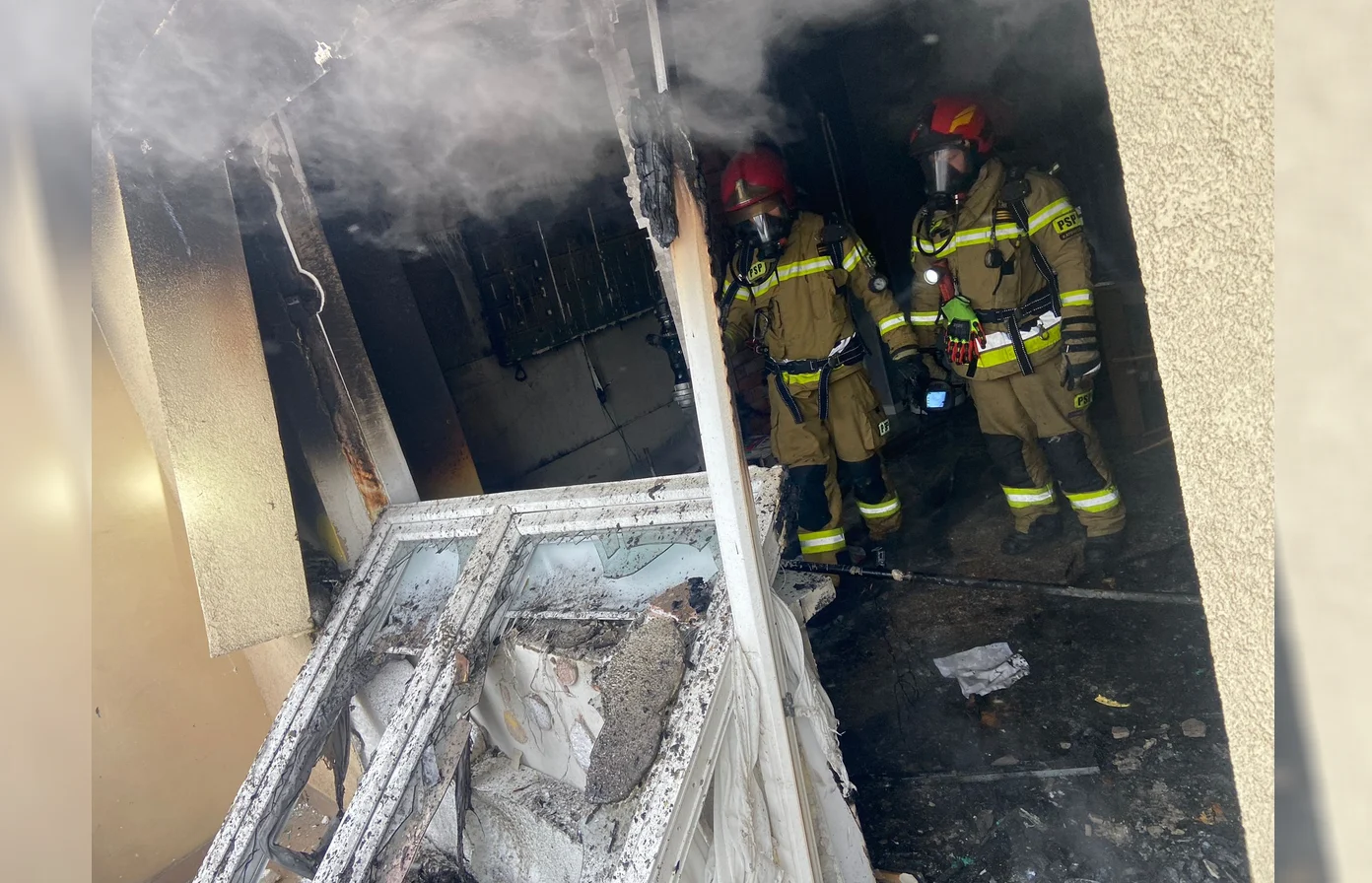 Pożar mieszkania przy ul. Krzyżowej. Trzy osoby poszkodowane, w tym dziecko!