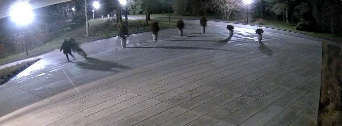 Policjanci poszukują sprawcy zniszczenia betonowej donicy