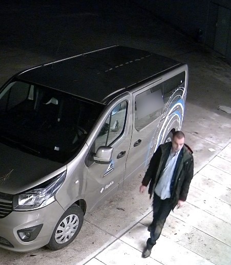 Policjanci poszukują sprawcy zniszczenia betonowej donicy