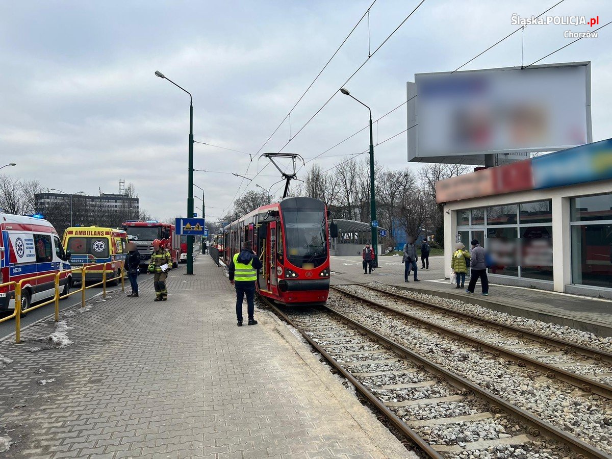 Weszła bezpośrednio pod jadący tramwaj. 32-latka cudem uniknęła śmierci