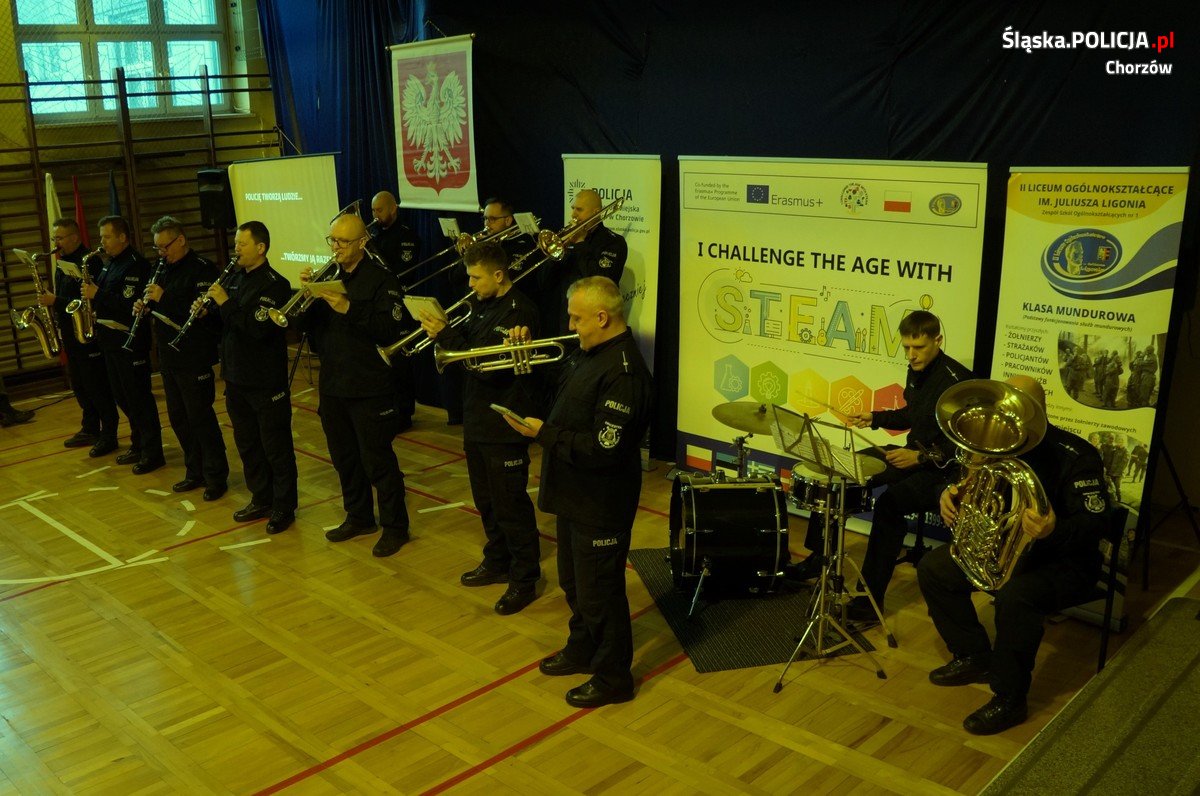 Policję tworzą ludzie, twórzmy ją razem! Promowali wstąpienie w policyjne szeregi