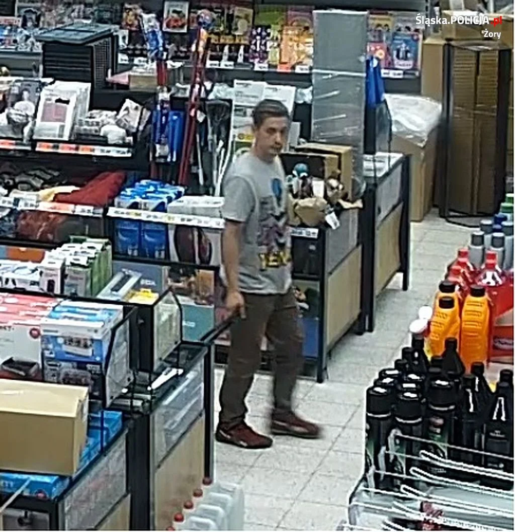 Policjanci publikują wizerunek podejrzanego o dokonanie kradzieży. Rozpoznajesz go?