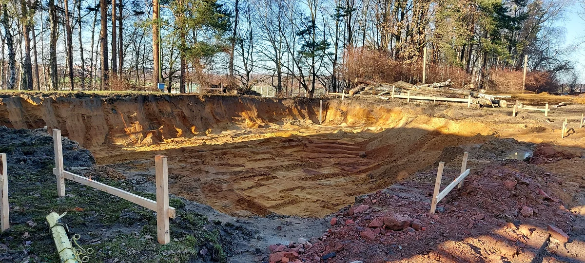 Trwa budowa basenu w Roju. Widać już pierwsze efekty prac! [ZDJĘCIA]