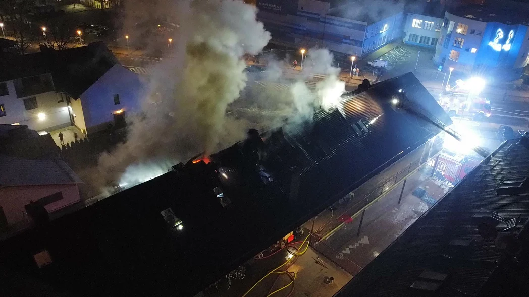 [ZDJĘCIA] Groźny pożar w Żorach. 30 osób ewakuowało się z płonącego budynku!