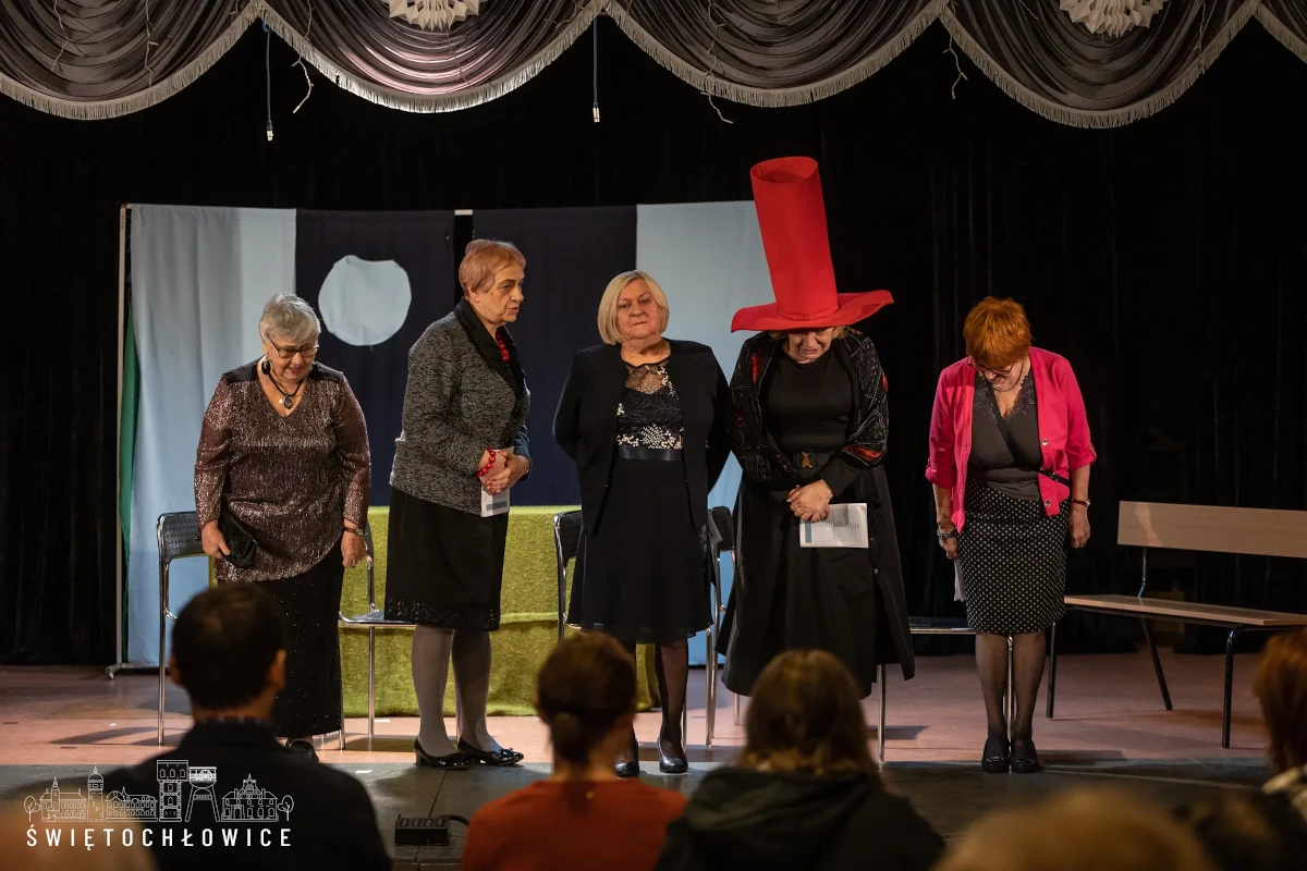 Seniorzy i młodzież wspólnie na scenie