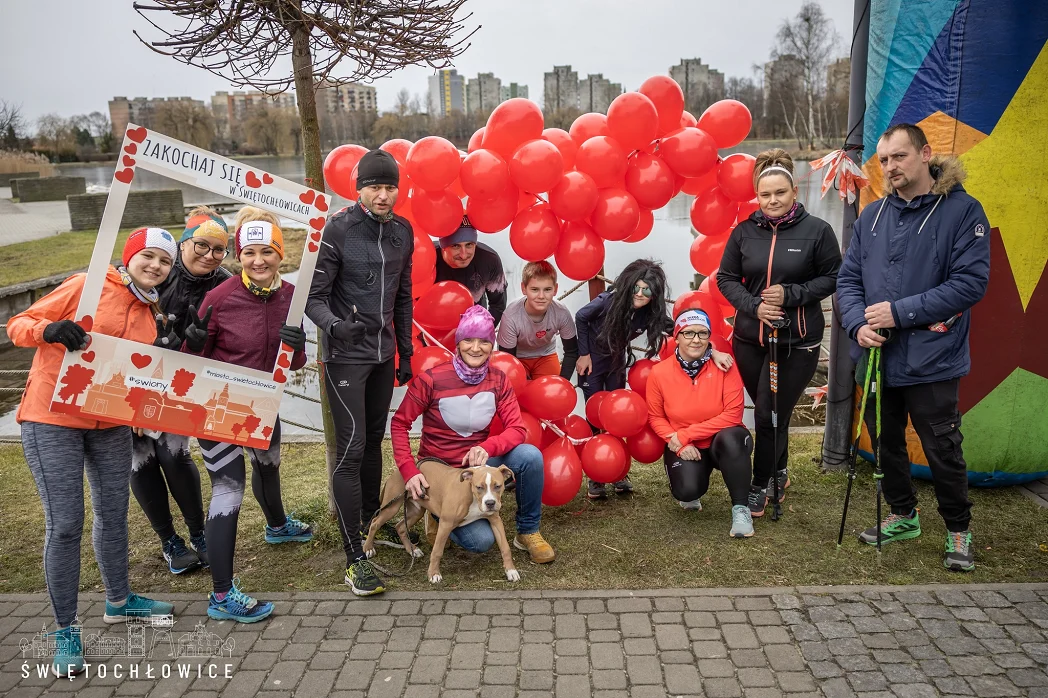 Za nami "Walentynkowy bieg par". Uczestnicy okrążyli staw "Skałka" [ZDJĘCIA]