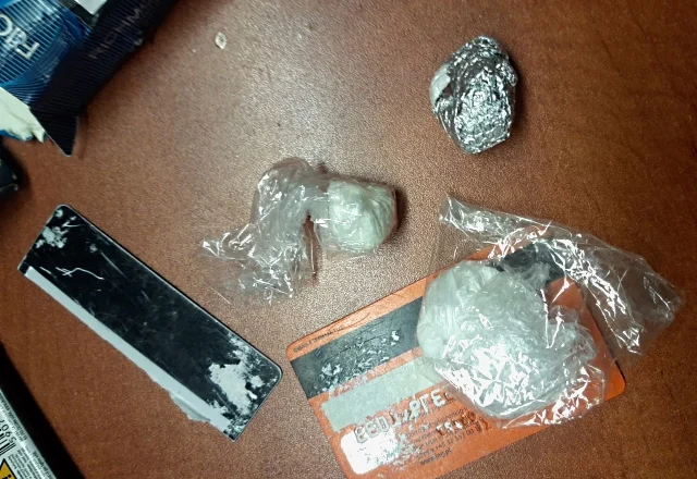 Zatrzymali poszukiwanego 35-latka. W kieszeni miał amfetaminę