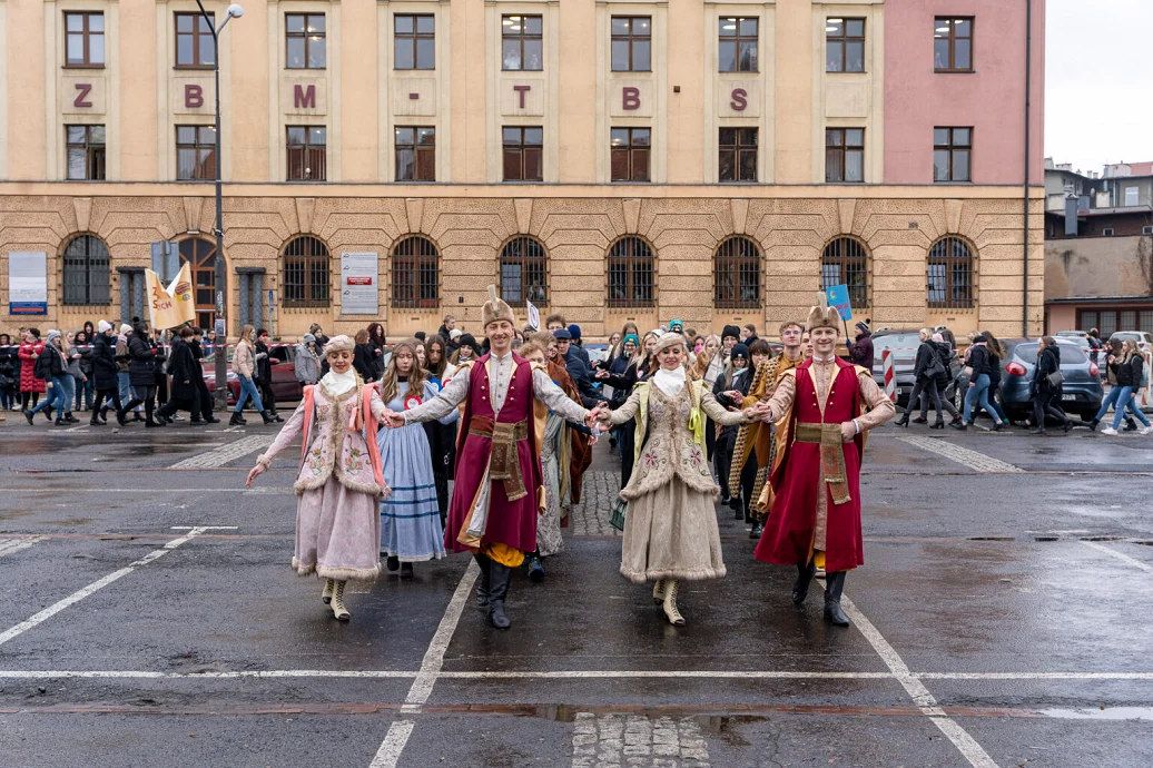 Tegoroczni maturzyści zatańczyli poloneza na placu Warszawskim [ZDJĘCIA]