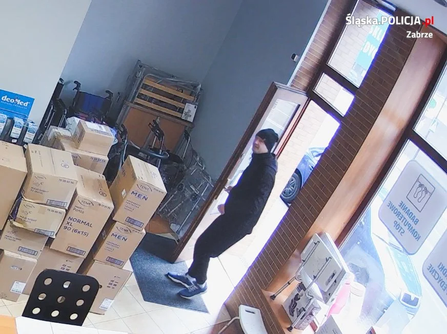 Ukradł pieniądze z kasy sklepu przy ul. 3 Maja. Rozpoznajesz go?