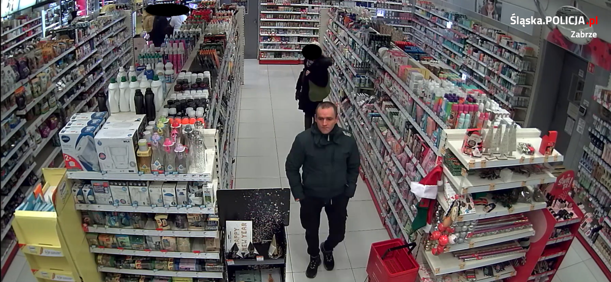 Jest podejrzany o kradzież perfum. Rozpoznajesz go?