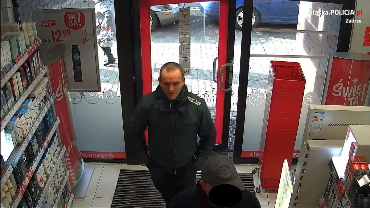 Jest podejrzany o kradzież perfum. Rozpoznajesz go?