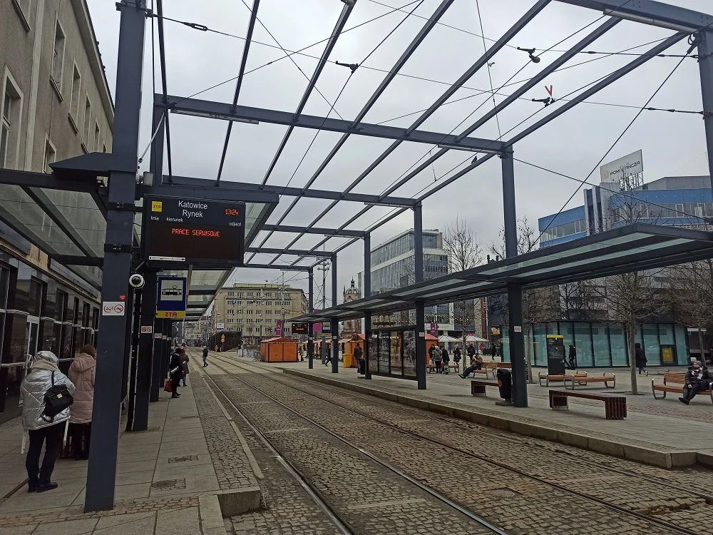 Metropolia: Awaria ŚKUP trwa. Bilety długookresowe na przejazdy komunikacją miejską można kupić w aplikacji mPay