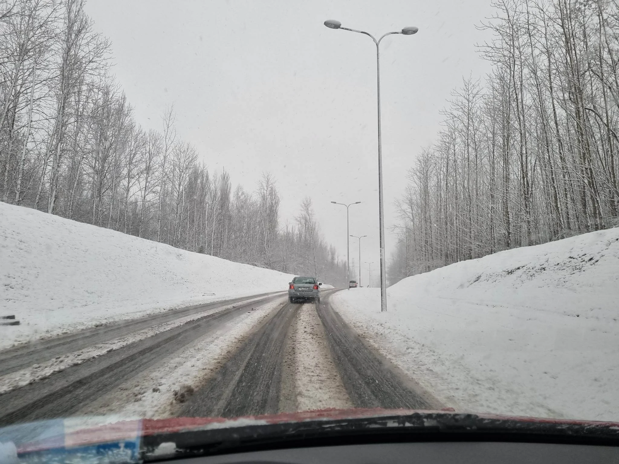 Wielki powrót zimy. Na drogach całego województwa śląskiego panują fatalne warunki