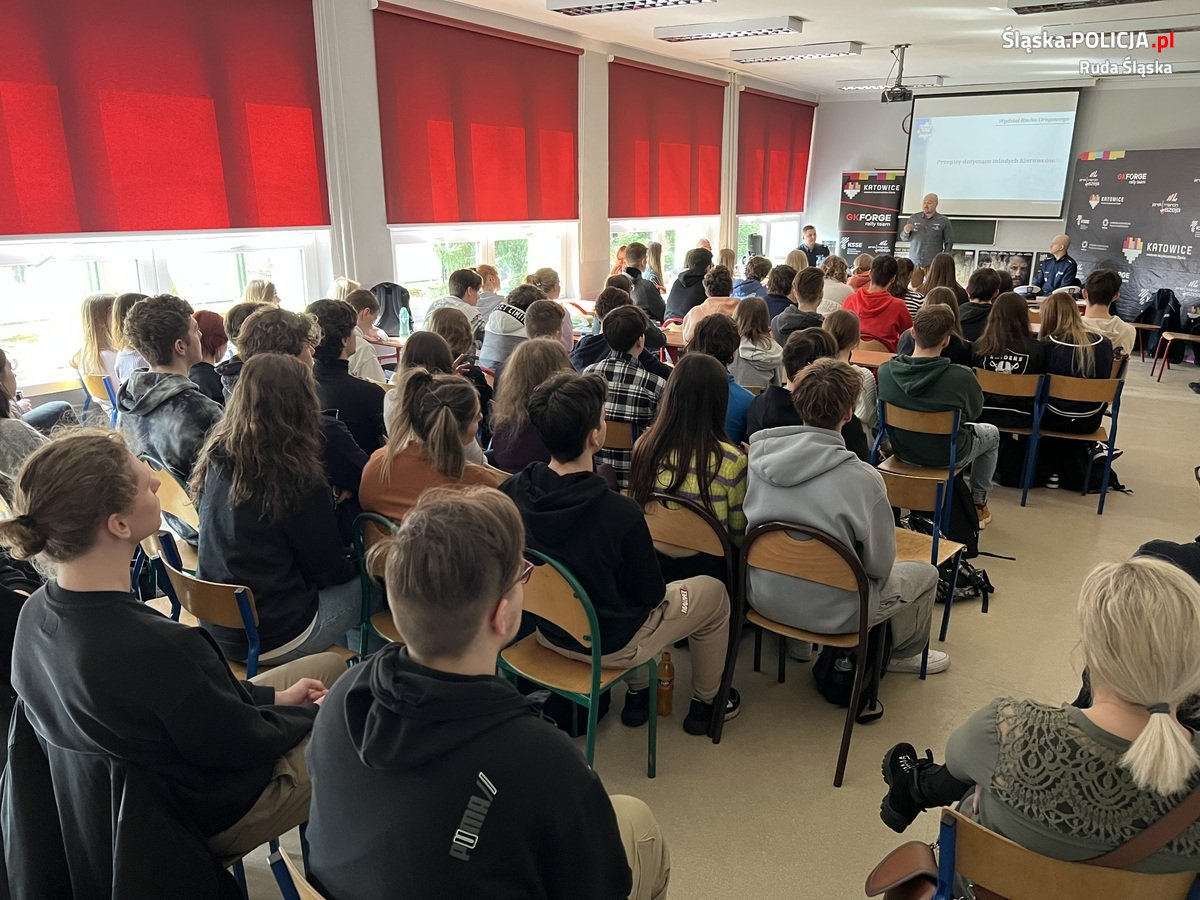 Policjanci z drogówki i kierowca rajdowy gościli w rudzkim "Morcinku" [ZDJĘCIA]