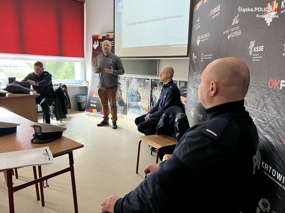 Policjanci z drogówki i kierowca rajdowy gościli w rudzkim "Morcinku" / fot. KMP Ruda Śląska 2